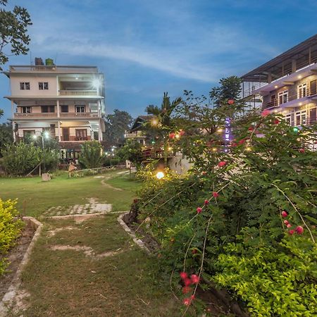 Hotel River Side Sauraha Buitenkant foto