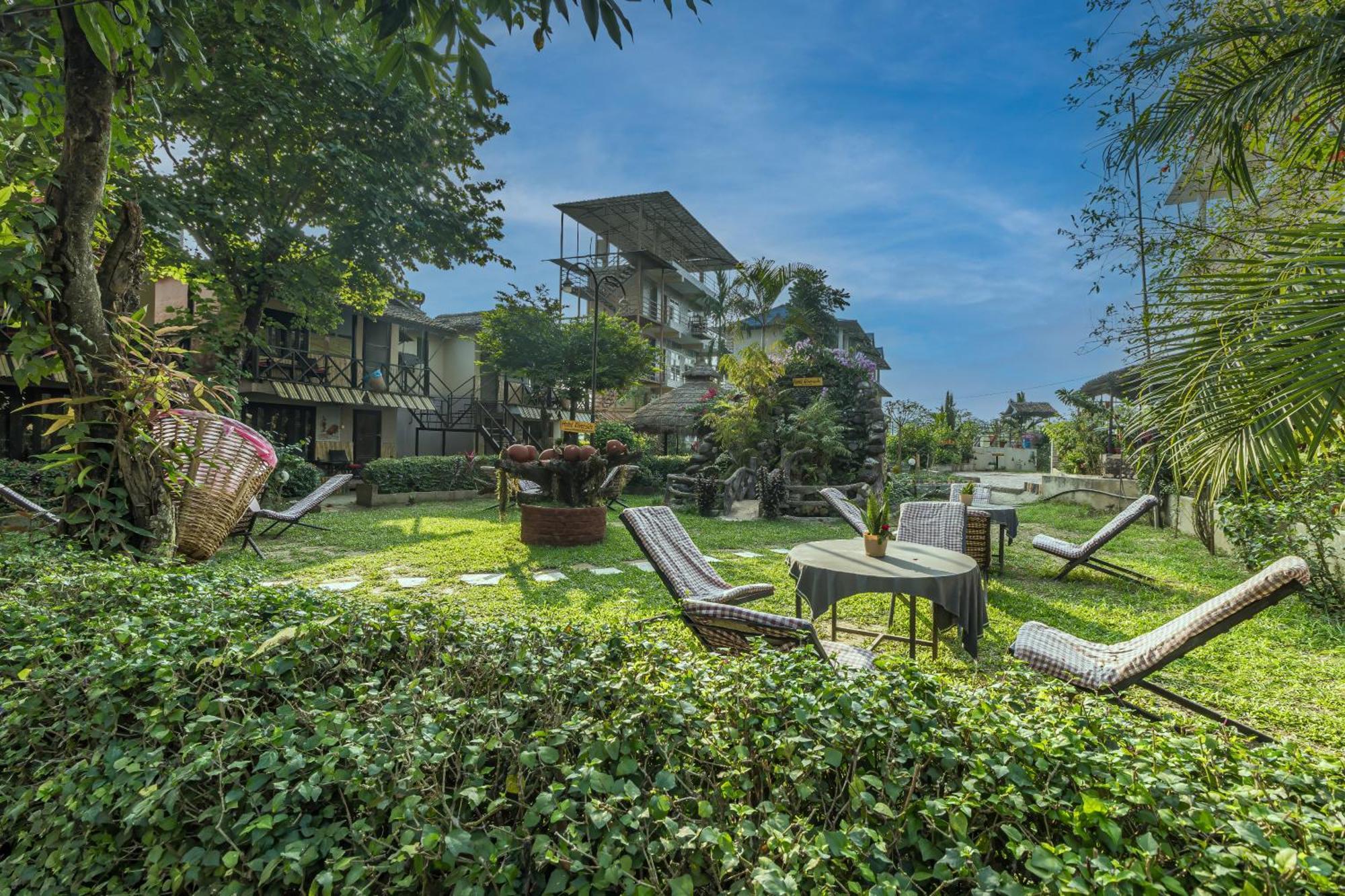 Hotel River Side Sauraha Buitenkant foto