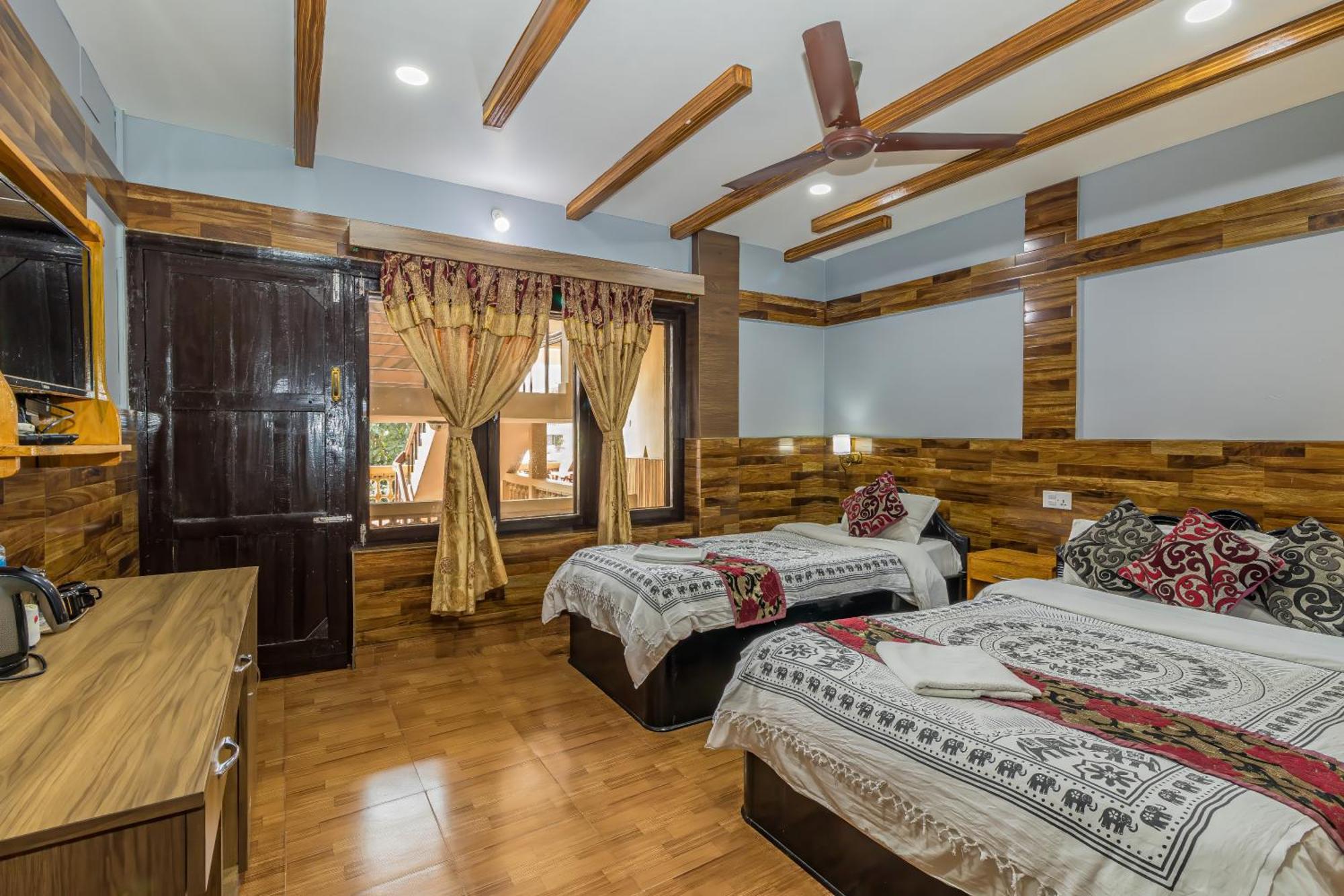 Hotel River Side Sauraha Buitenkant foto