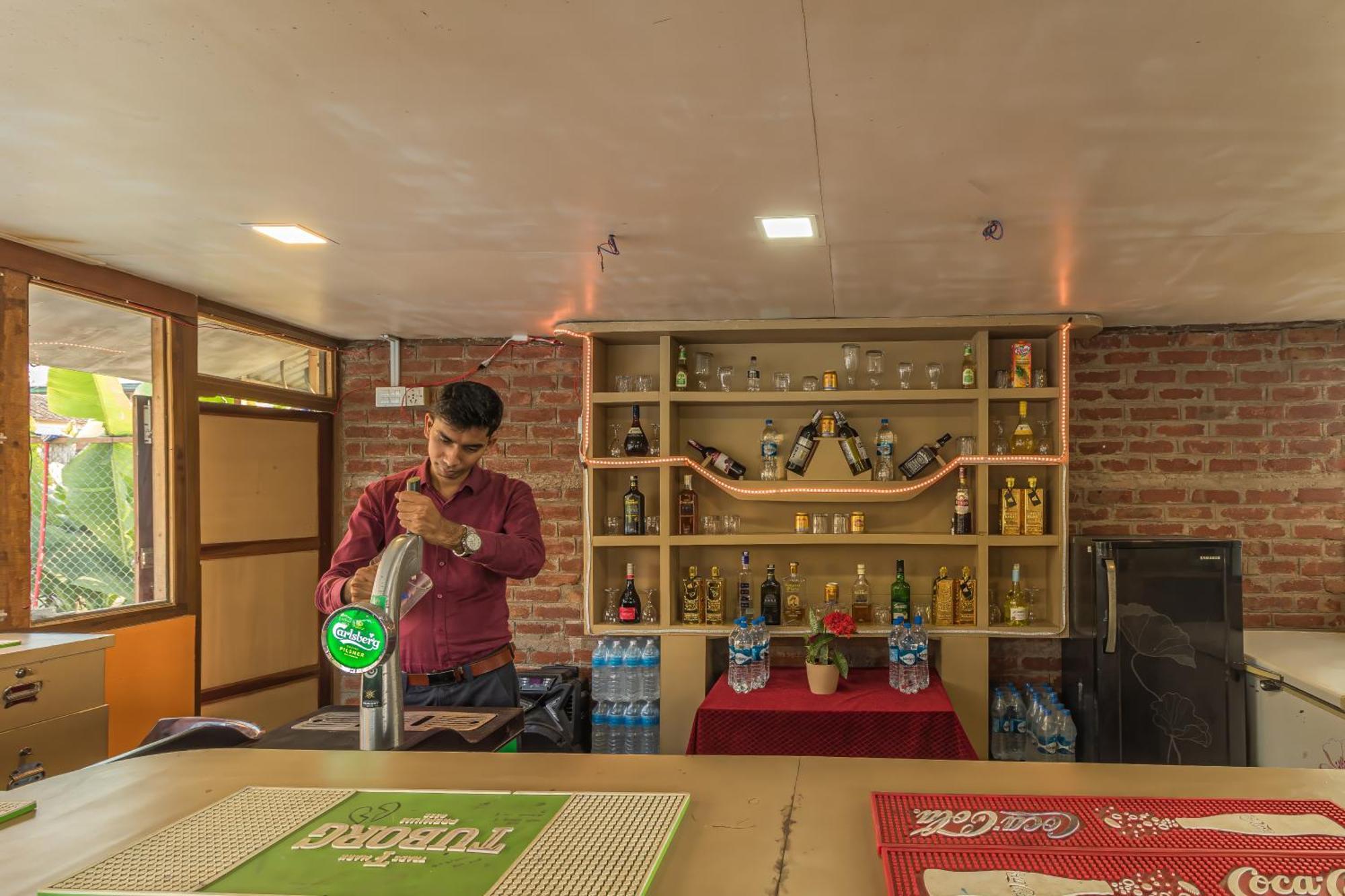 Hotel River Side Sauraha Buitenkant foto