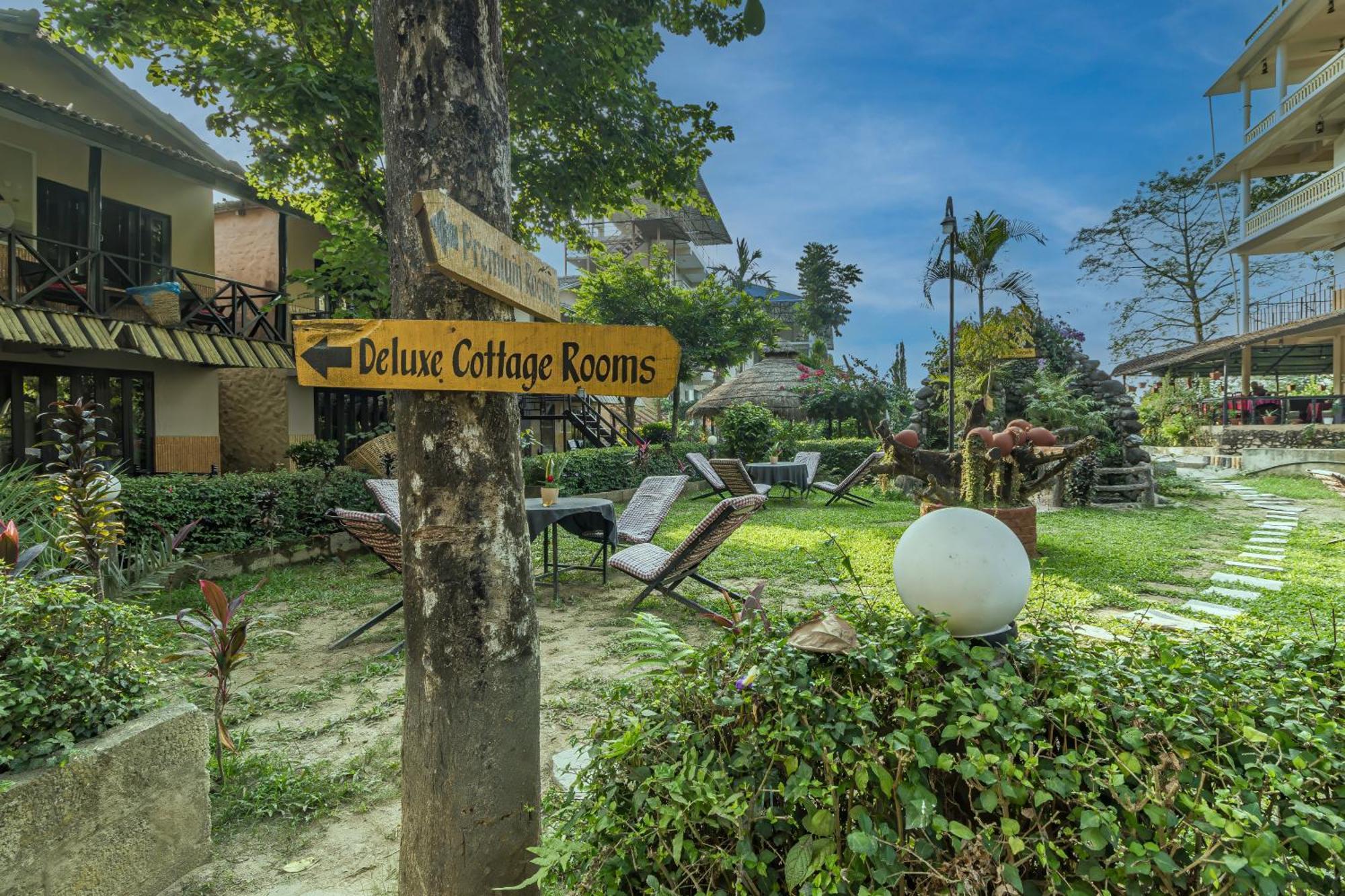 Hotel River Side Sauraha Buitenkant foto