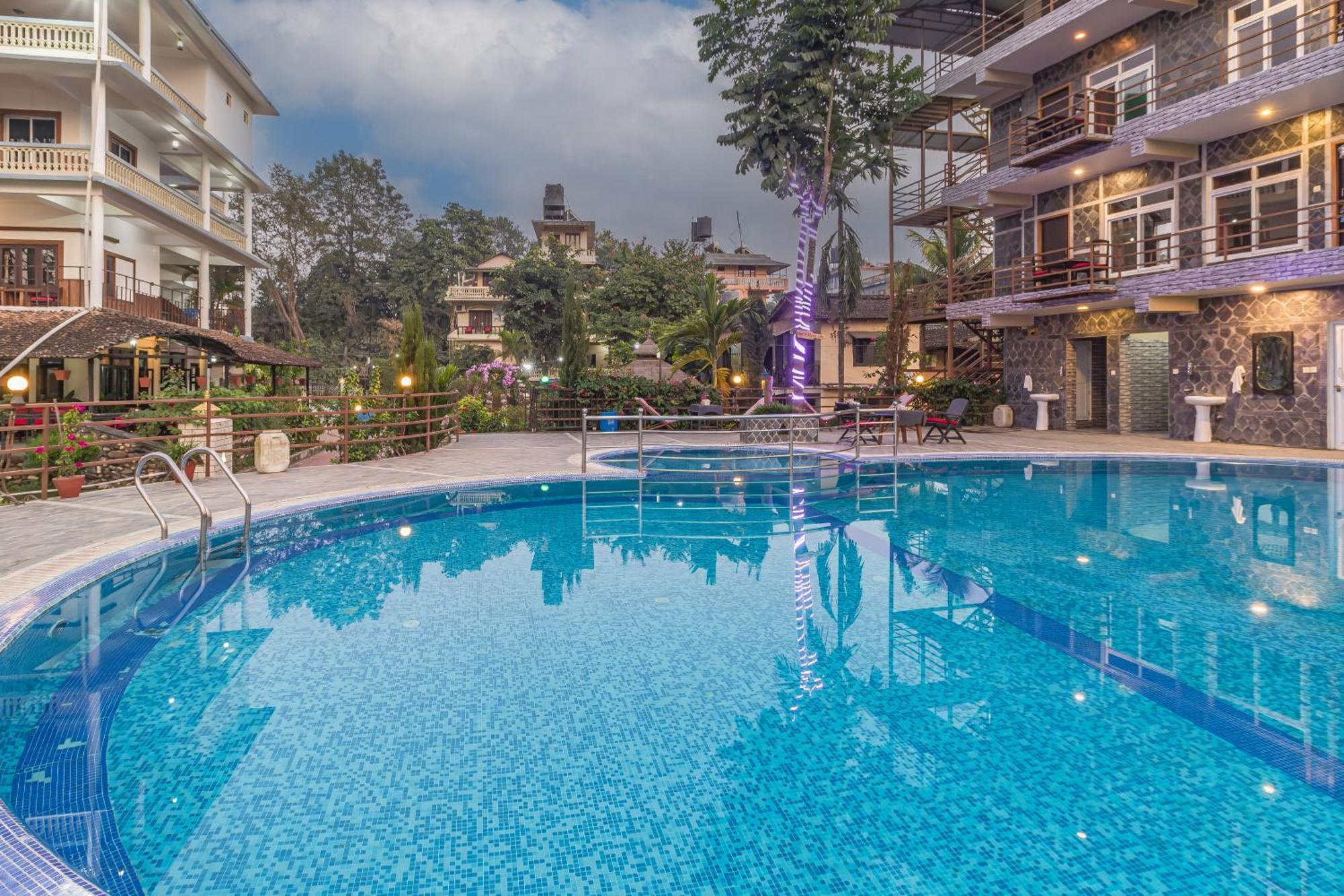 Hotel River Side Sauraha Buitenkant foto