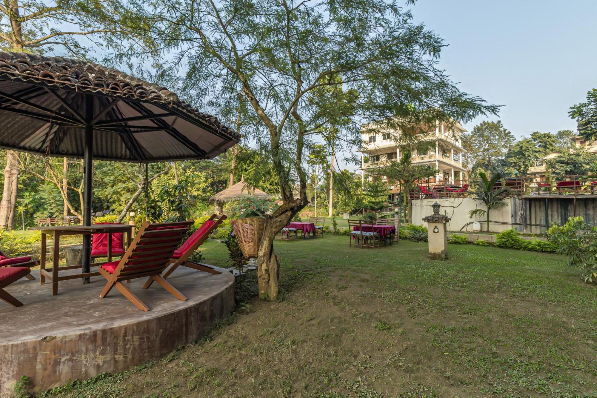 Hotel River Side Sauraha Buitenkant foto