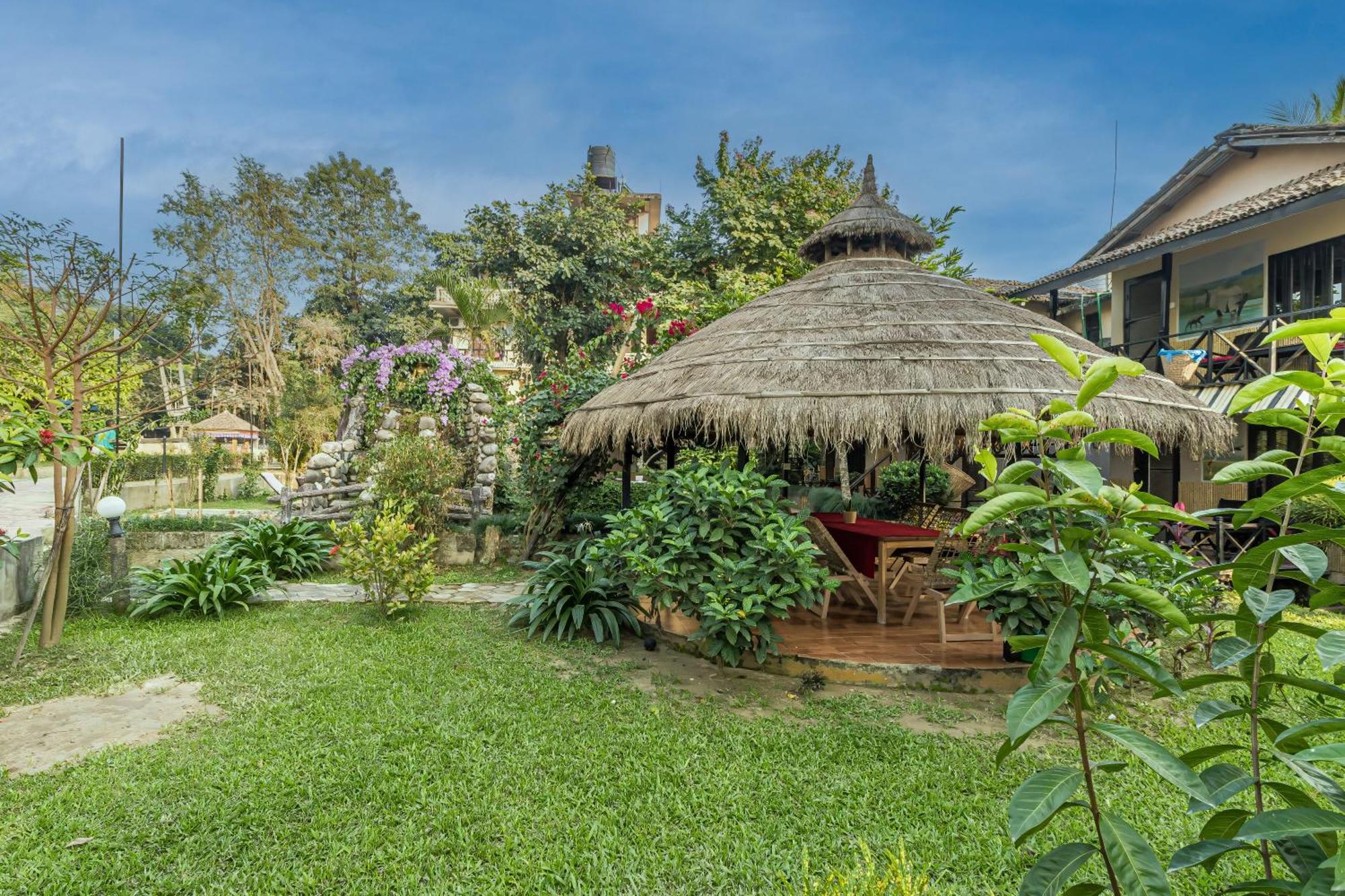 Hotel River Side Sauraha Buitenkant foto
